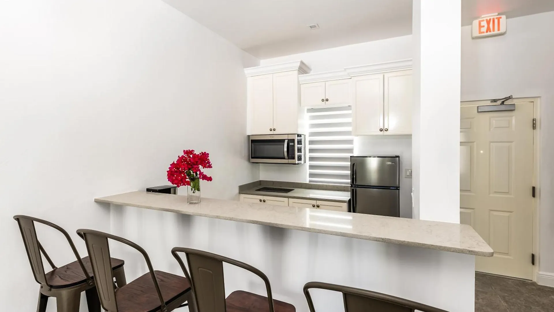 Ocean Breeze Resort Whitby 4*,  터크스 케이커스 제도