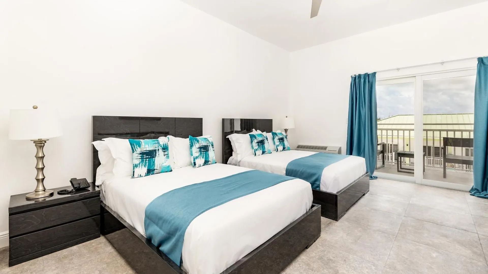 Ocean Breeze Resort Whitby 호텔