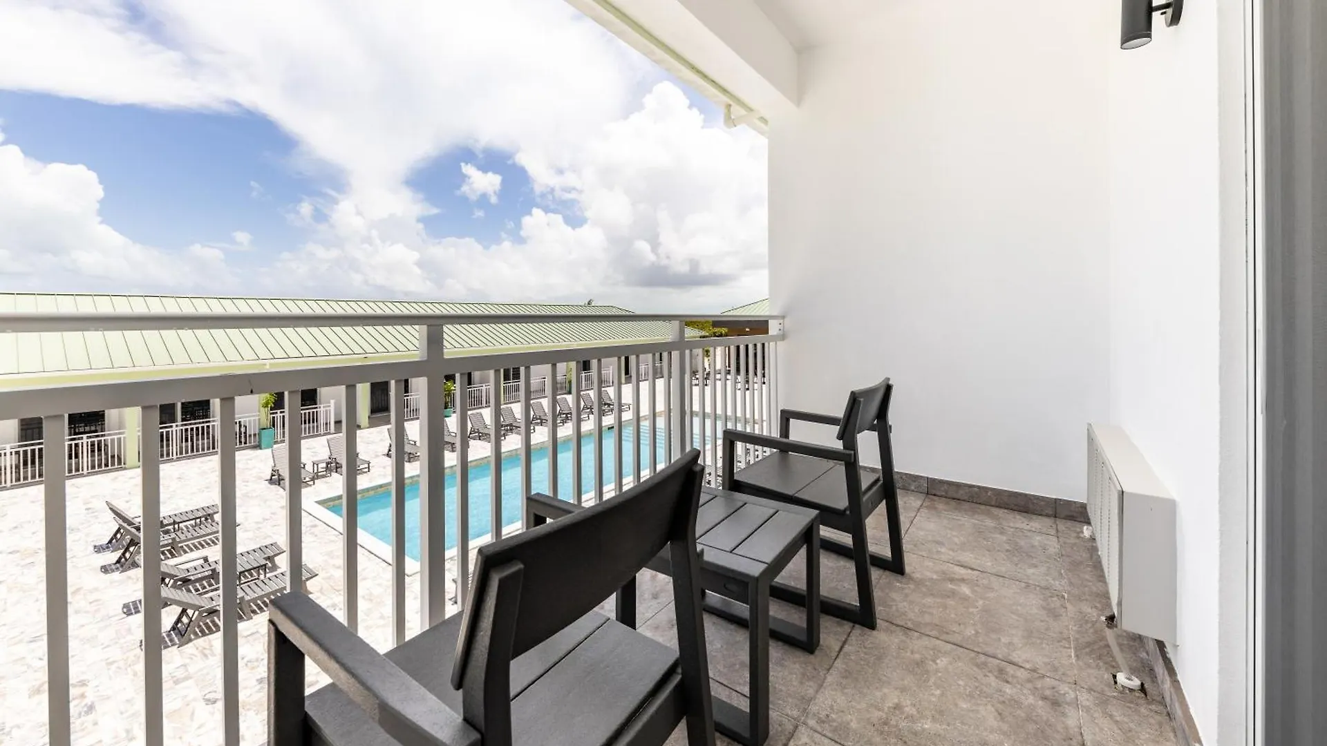 **** 호텔 Ocean Breeze Resort Whitby 터크스 케이커스 제도
