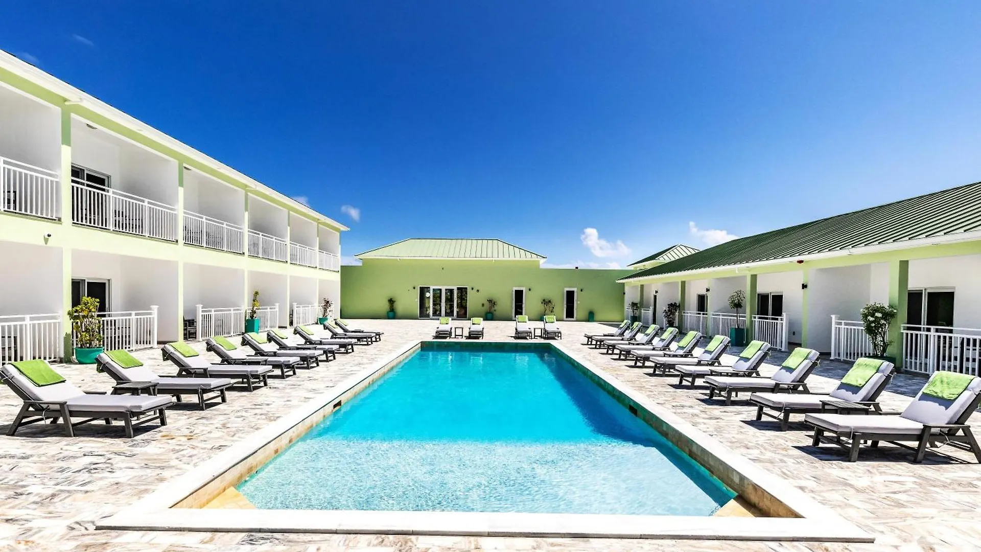 Ocean Breeze Resort Whitby Otel
